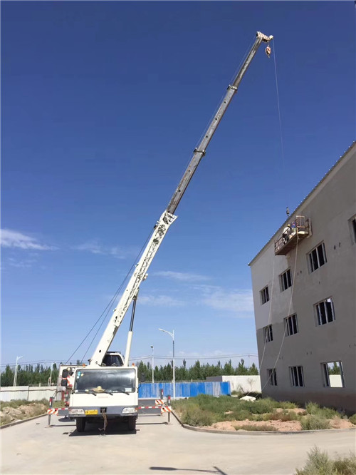 盐湖区“轻装强干”—— 吊车的 “轻量化臂架” 技术